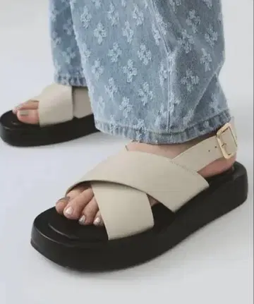 새상품급 베이지 크로스 스트랩 샌들
