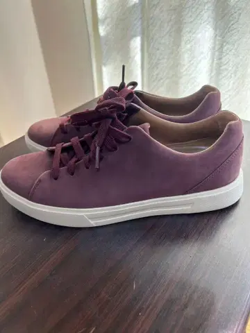 Clarks 버건디 스웨이드 스니커즈