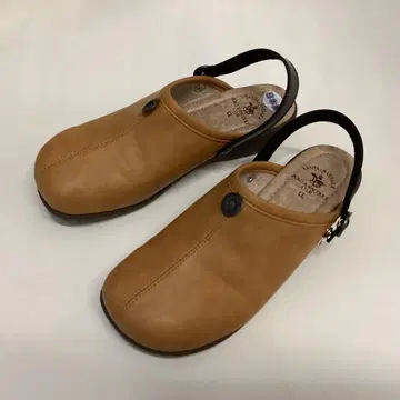 가죽 소재 카멜 클로그 샌들