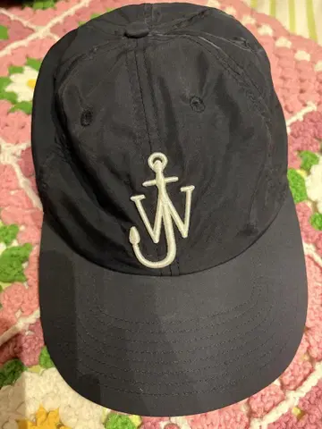 JW Anderson 로고 자수 캡