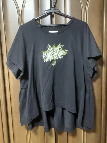 핑크하우스 은방울꽃 자수 티셔츠
