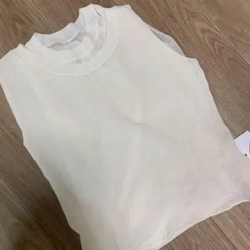 HER 화이트 슬리브리스 니트