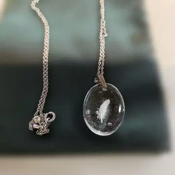펜던트 탑 2.5 2 0.7cm 체인 약 40cm 유리 안 깃털 디자인