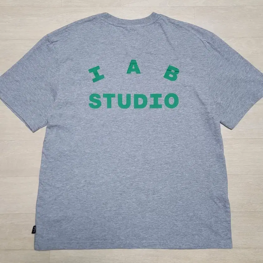 【IAB STUDIO】 IAB Studio T-Shirt Gray Green IAB-STUDIO | 아이앱스튜디오 Iab Studio Short Sleeve T-shirt