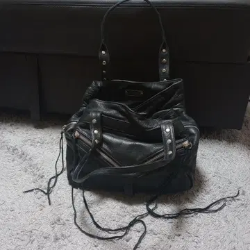 botkier 블랙 가죽 핸드백 스터드 장식