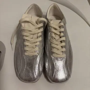 실버 광택 스니커즈 크림 신발끈