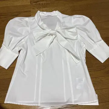 리본 포함 화이트 오부 소매 셔츠
