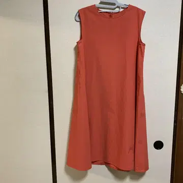깔끔하게 만들어진 오렌지 슬리브리스 A라인 원피스