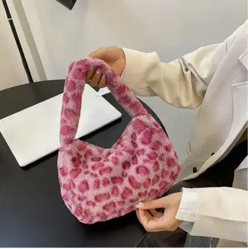 레오파드 무늬 퍼 핸드백