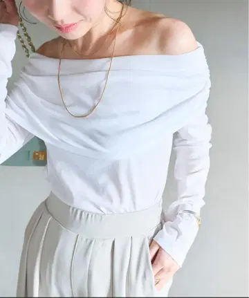 La boutique BonBon 플로키 튤 오프숄더 티셔츠