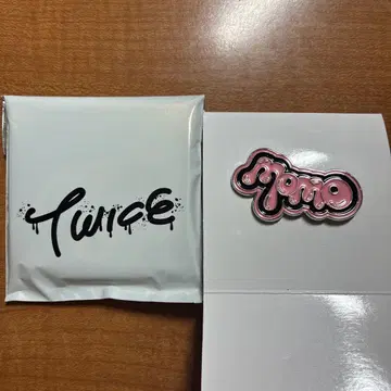 TWICE 모모 핀 배지