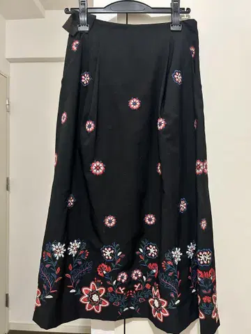 Lily brown 꽃무늬 자수 블랙 롱 스커트