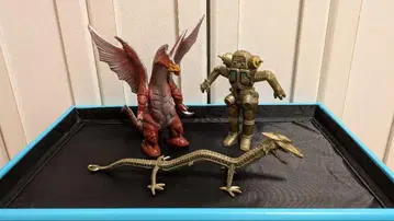 울트라맨 시리즈 괴수 피규어 3체 세트 간호사, 멜바, 킹조