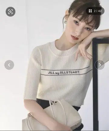 JILL by JILL STUART 로고 자카드 컴팩트 니트