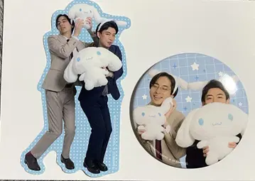 벽 포스터 시나몬 콜라보 스티커와 캔뱃지
