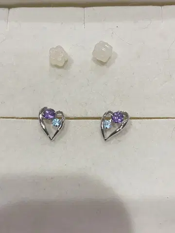 14k 화이트골드 하트 모양 귀걸이 보라색 스카이블루 양쪽 귀