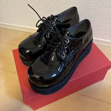 블랙 통굽 레이스업 슈즈