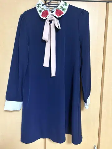 Sister Jane 네이비 긴팔 카라 부착 원피스 장미 자수