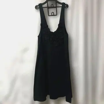 사에라 포테치노 블랙 슬리브리스 원피스 꽃 장식 포함