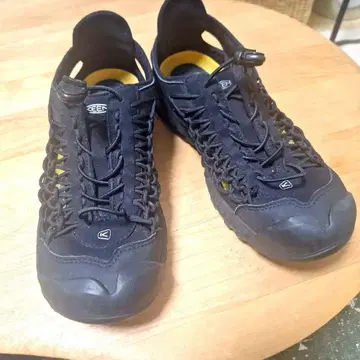 새상품급 KEEN 유니크넥시스 25.5cm