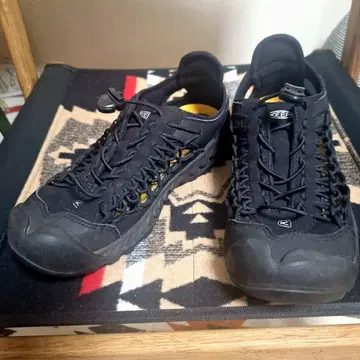 새상품급 KEEN 유니크넥시스 25.5cm
