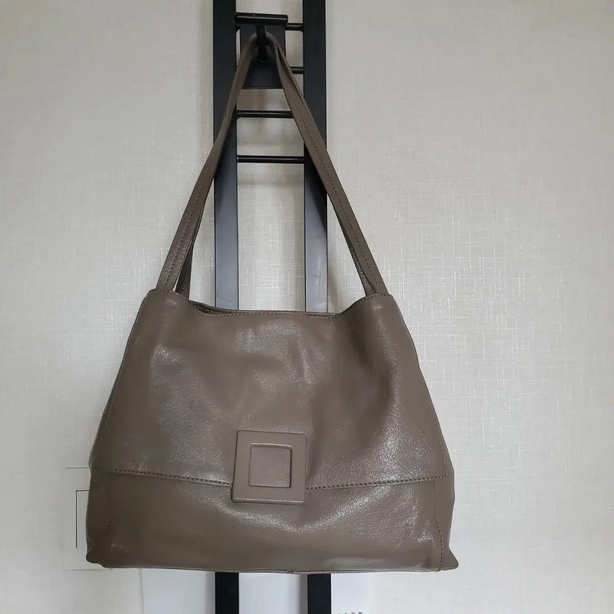 De Meriel basset round bag Basset bag cream on Bunjang