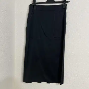 무릎 아래 타이트 스커트