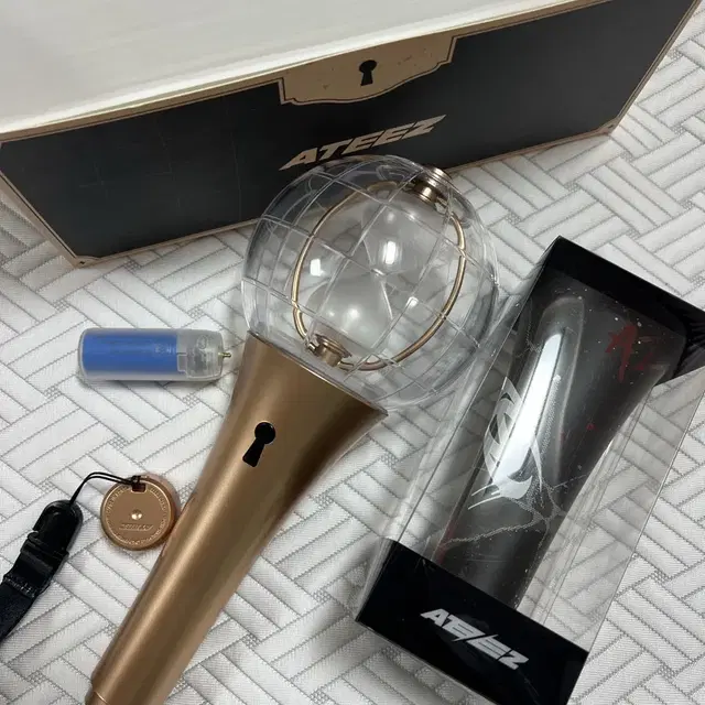 에이티즈 응원봉 라이니티 양도합니다 (바디케이스 포함)