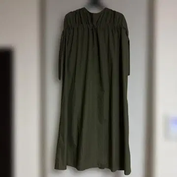 올리브색 개더 원피스