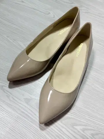 [ 새상품 미사용 ] 베리코코 스틸레토 펌프스 23cm 베이지 에나멜