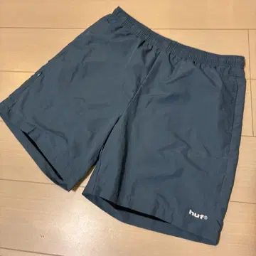 huf 그레이 숏팬츠 백 포켓 부착