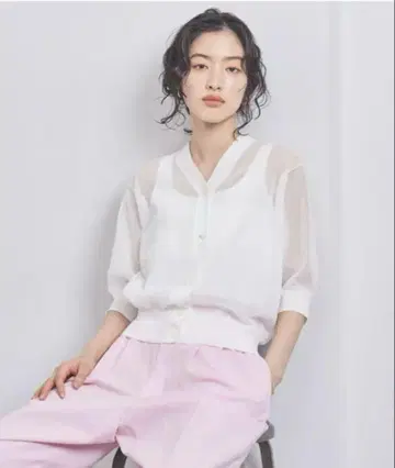 화이트 버튼 가디건