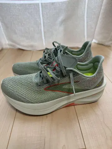 Brooks 러닝화 그레이