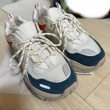 아키쿠라 통굽 스니커즈 25.0cm