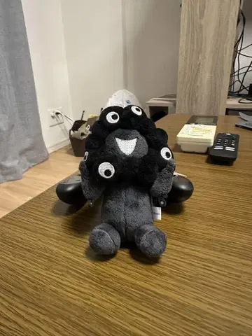 블랙 미야쿠미야쿠 스탠딩 카라비너 포함 마스코트