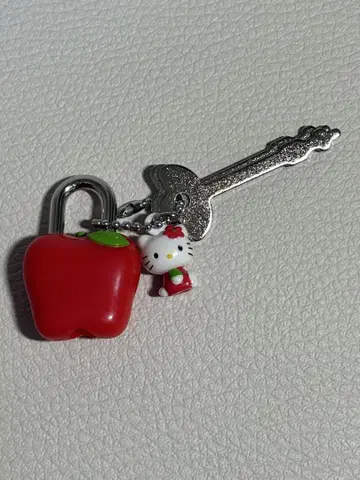 헬로키티 HELLO KITTY 빨간 사과 모양 자물쇠 참 포함