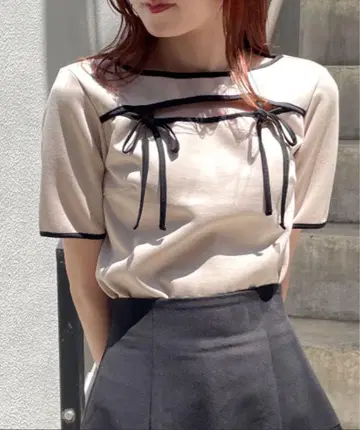 컷 아웃 파이핑 리본 상의 베이지 NOMAE