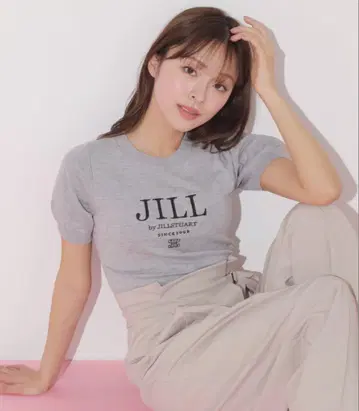 질 바이 질 스튜어트 자수 로고 오부 소매 니트