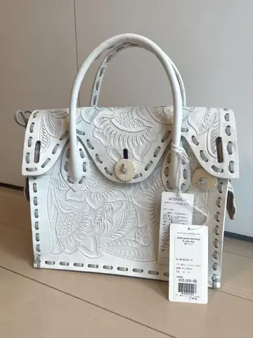 [ 새상품 ] GRACE CONTINENTAL 카빙 백 화이트