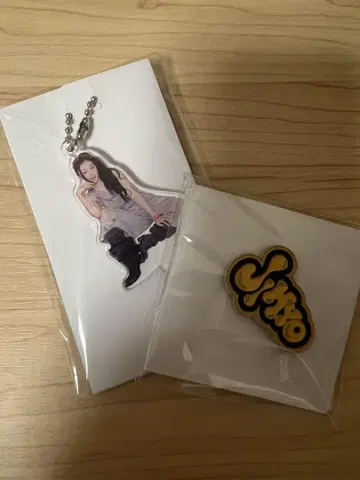 twice 지효 랜덤 미니 아크릴 스탠드 참 핀 배지