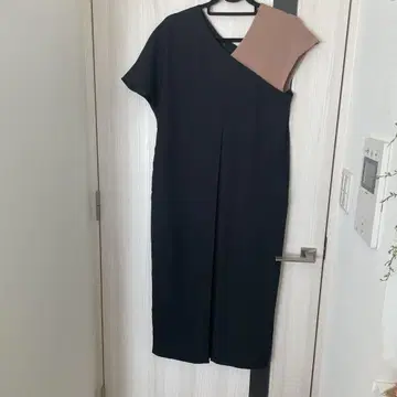 비대칭 디자인 원피스 블랙과 브라운