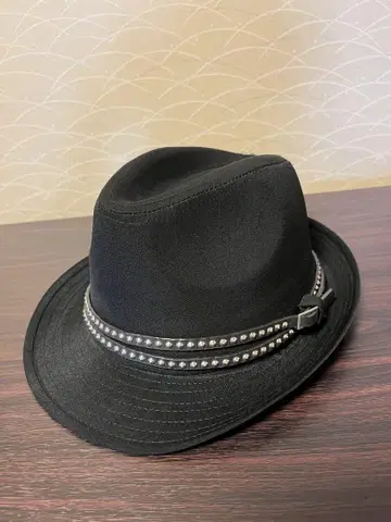스터드가 달린 블랙 울 펠트 햇
