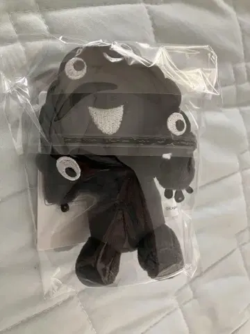 만박 블랙 미야쿠미야쿠 앉은 모습