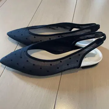 도트 무늬 슬링백 플랫슈즈 블랙
