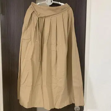 베이지 플리츠 롱 스커트 리본 포함