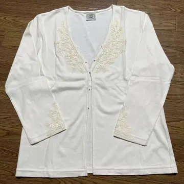 [ 새상품 ] LAURA ASHLEY 화이트 레이스 장식 긴팔 가디건