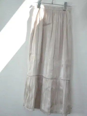 VICKY 시어 플레어 스커트