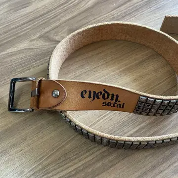 스터드 장식 베이지 가죽 벨트