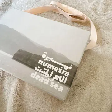 숄더백으로도 사용할 수 있는 요르단관의 박스 토트