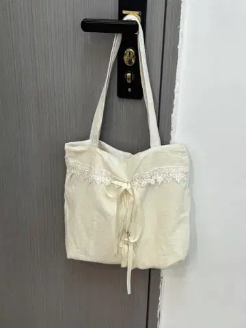 아이보리 레이스 장식 숄더백